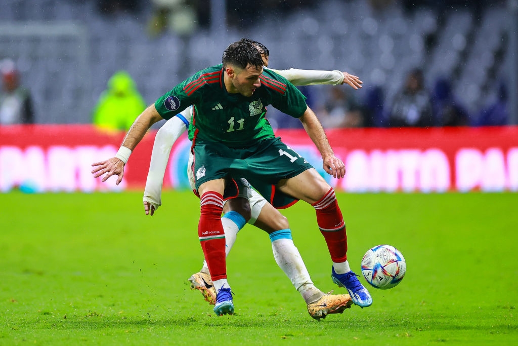 Afición mexicana AGRADECE a Santi Giménez POR COBRAR el primer penal con la Selección