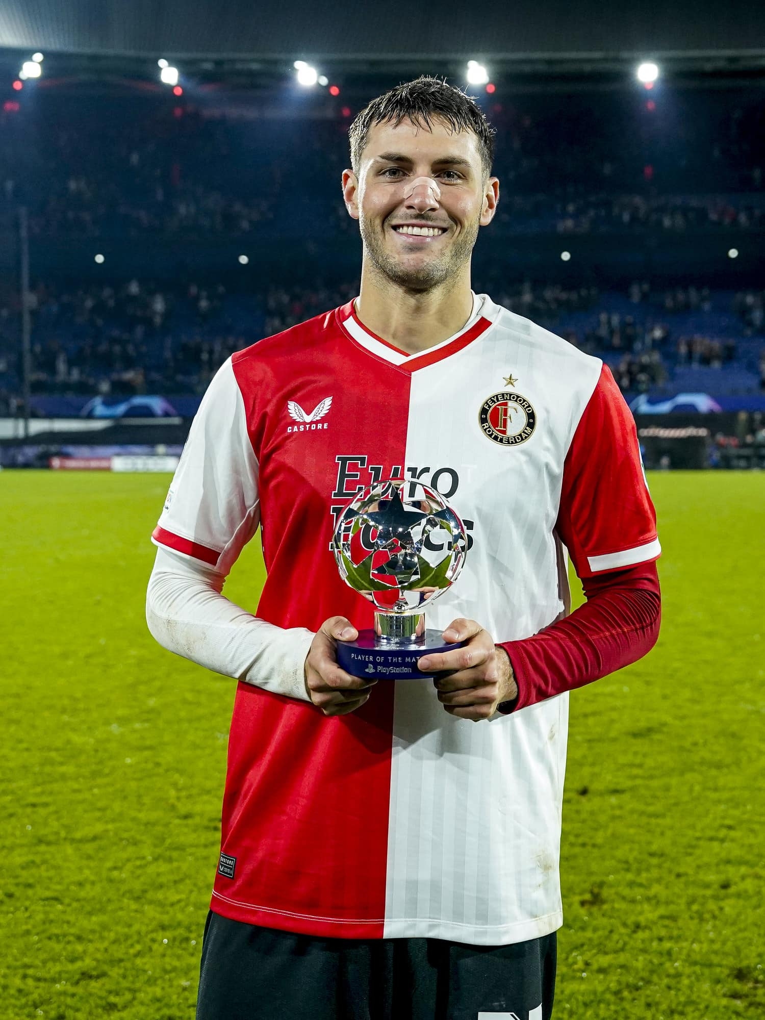 Robin Van Persie ve a Santi Giménez en LO MÁS ALTO del Fútbol Europeo