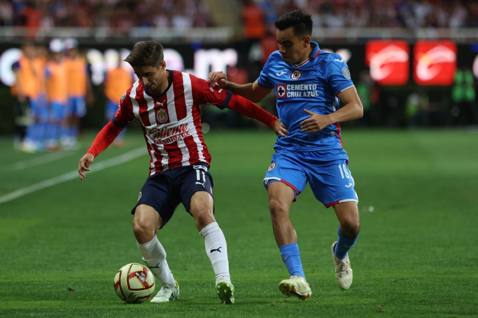 Cruz Azul y Chivas preparan INTERCAMBIO en el que estaría involucrado Alexis Vega