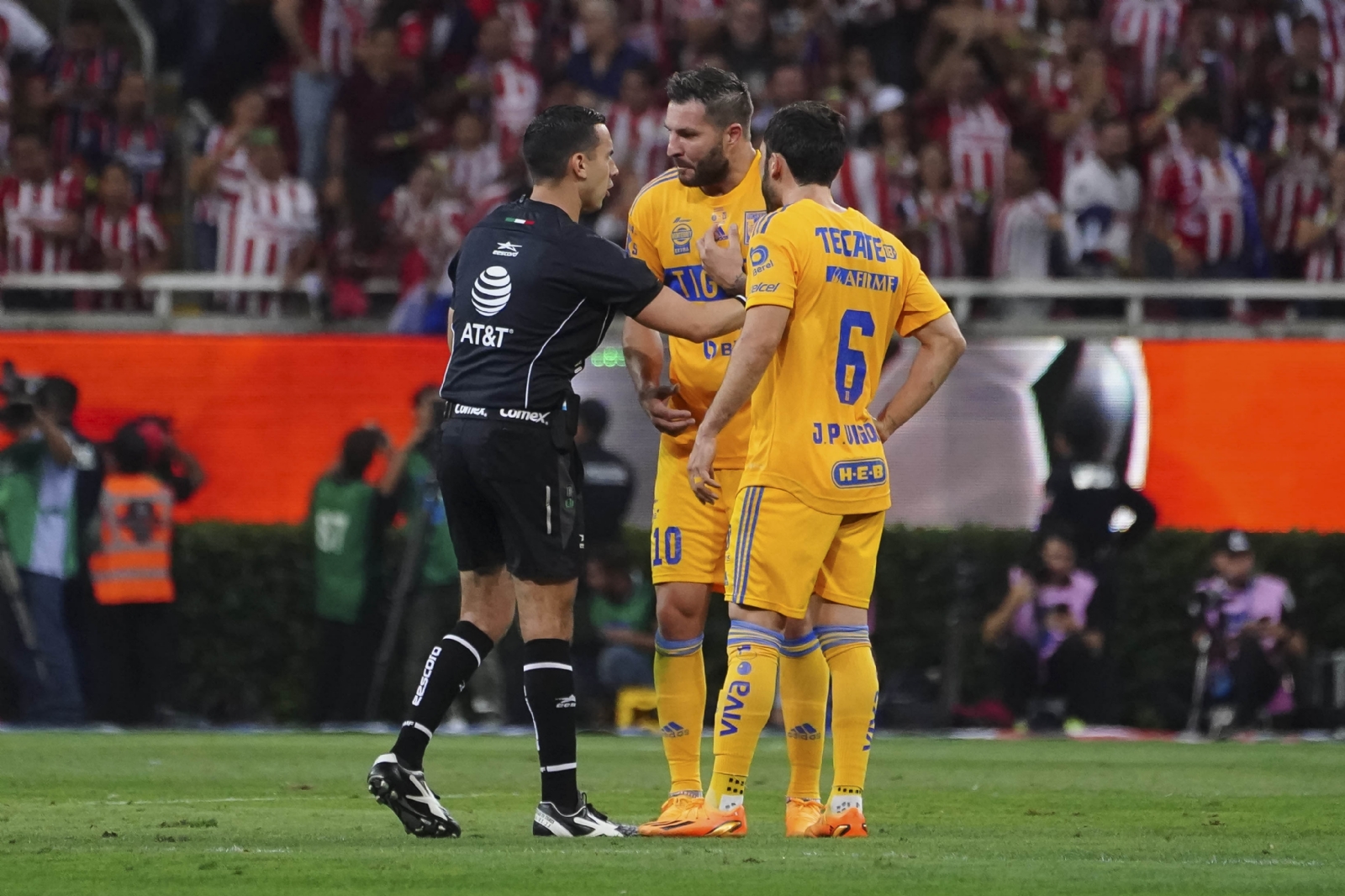 ¡POLÉMICA EN LA FINAL! Chivas se salvó de la expulsión de Chiquete Orozco contra Tigres