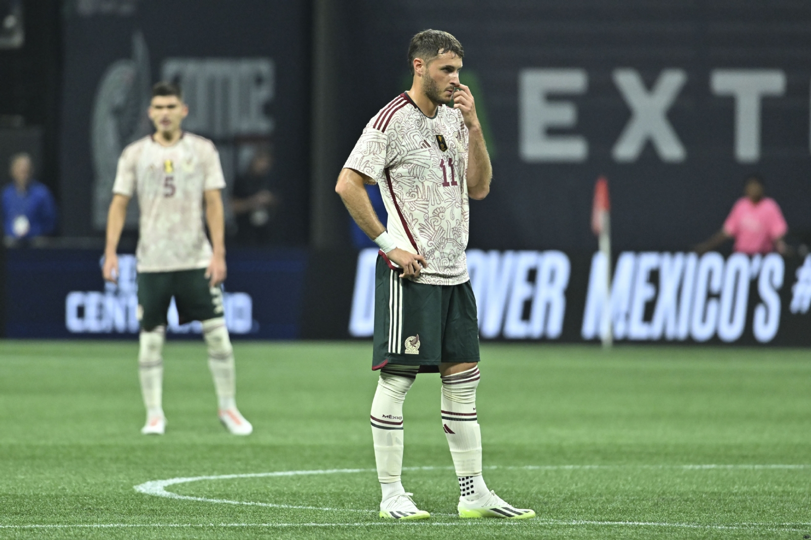 DT del Feyenoord ROMPE EL SILENCIO sobre el PENAL FALLADO de Santiago Giménez