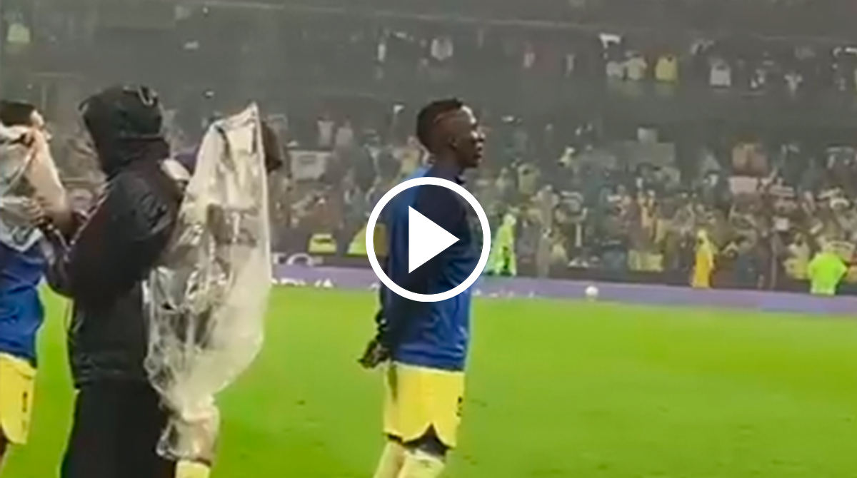¡Como MEXICANO! Julián Quiñones ENTONÓ el Himno Nacional en el América vs Chivas