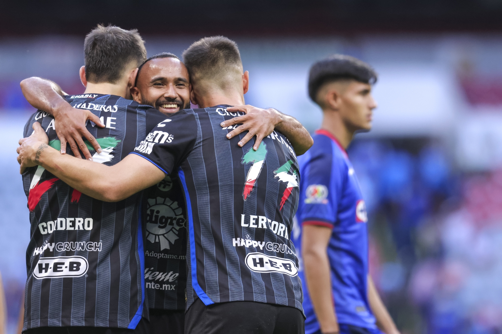 ¡CRUZAZULEADA monumental en el Estadio Azteca! Querétaro les REMONTÓ el partido