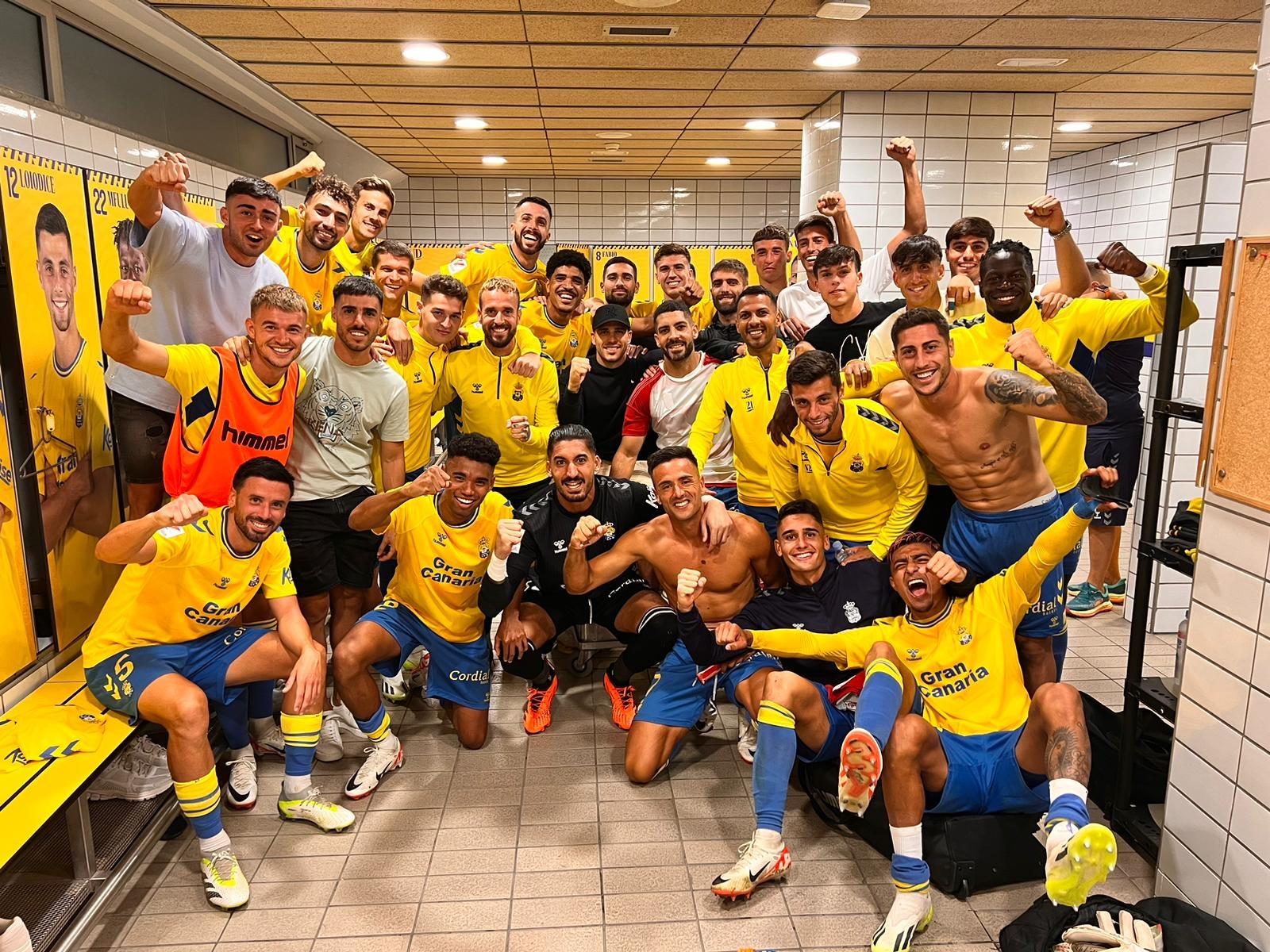 Julián Araujo SALVA al UD Palmas del FONDO de la tabla general