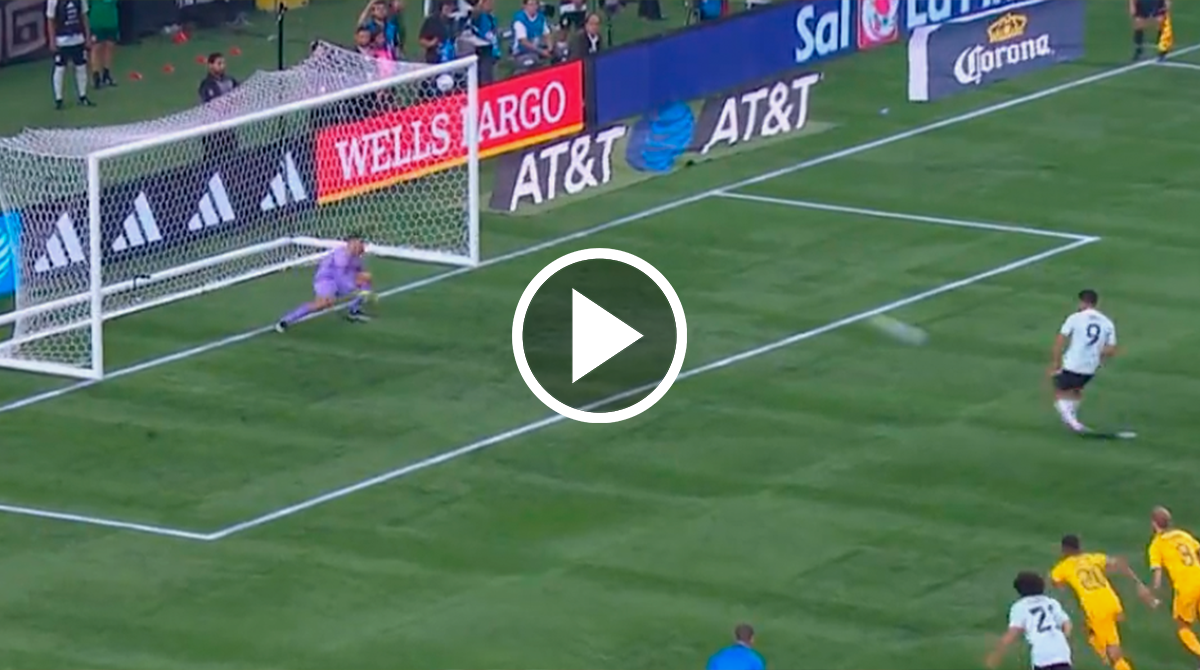Video: Raúl Jiménez le ENSEÑA a Santiago Giménez a COBRAR PENALES en Selección Mexicana