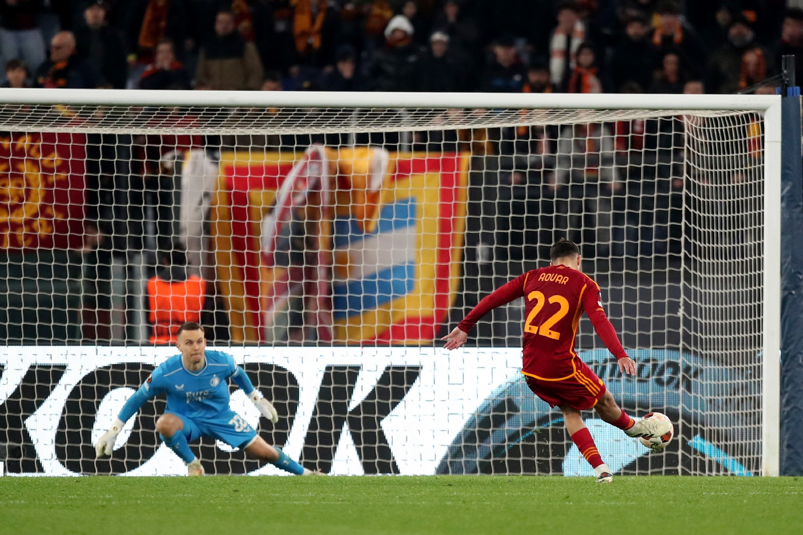 Santiago Giménez se despide de Europa League en penales contra la Roma