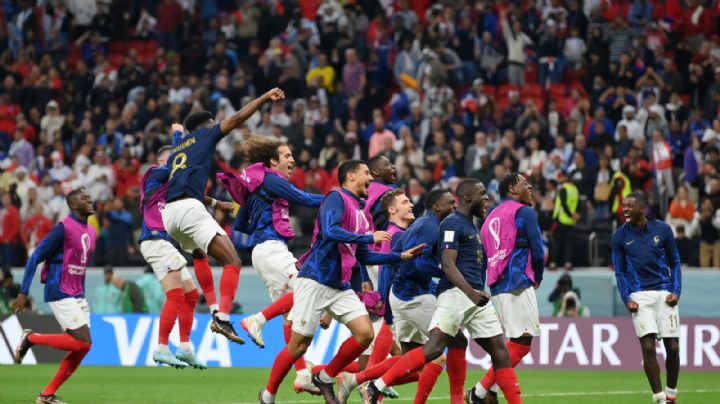 Cuerpo técnico de Francia le hace pasillo de Campeón a los jugadores tras pasar a Semifinales