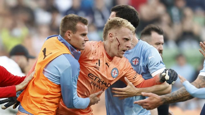 Video | Portero en Australia es agredido por la afición en el Derby de Melbourne