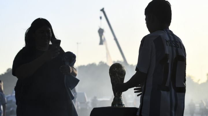 FIFA inicia las primeras investigaciones para multar a quienes no debían tocar el trofeo del Mundial