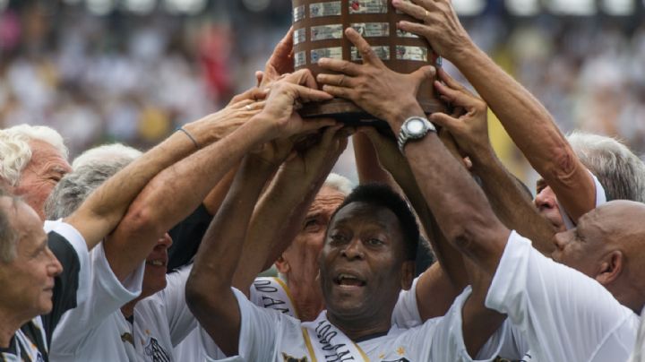 Santos de Brasil homenajea a Pelé con su histórico dorsal 10