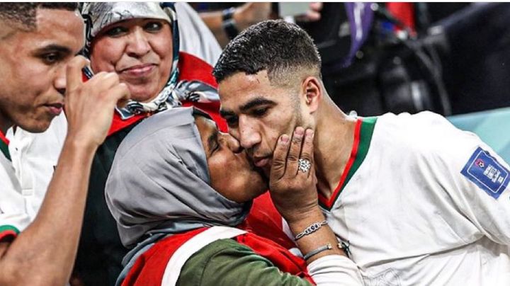 Achraf Hakimi conmueve al mundo entero al festejar con su mamá el triunfo de Marruecos ante España