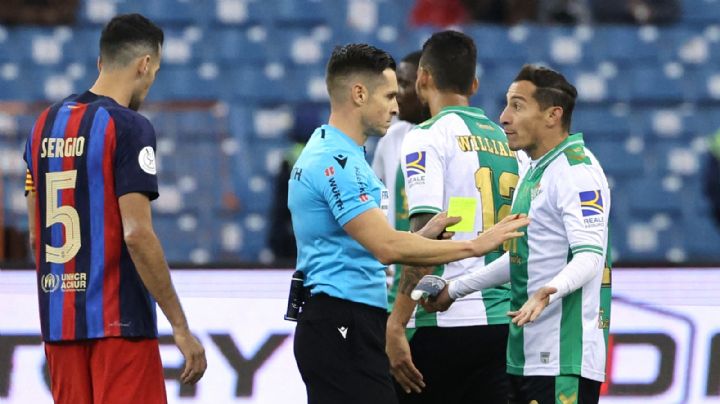 Andrés Guardado es expulsado en la Supercopa de España contra el Barcelona