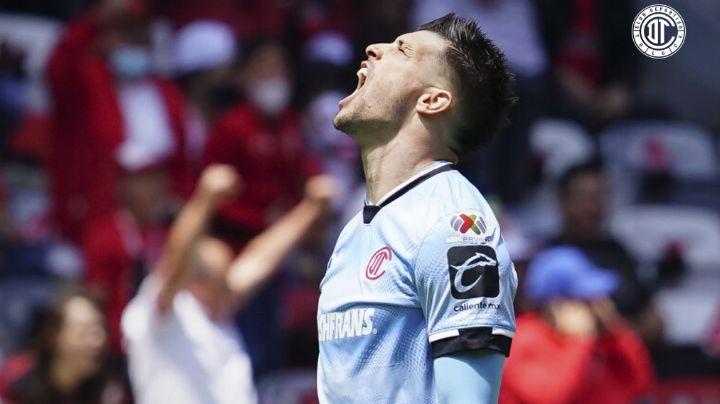 Tiago Volpi comienza a calentar el partido entre Toluca y América