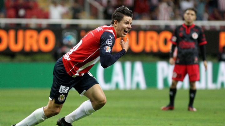 Video | Pavel Pérez se luce con mágico gol olímpico en entrenamiento de Chivas