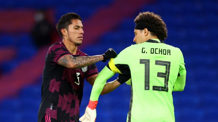 Carlos Salcedo sorprende con declaraciones sobre el paso de Guillermo Ochoa en Italia