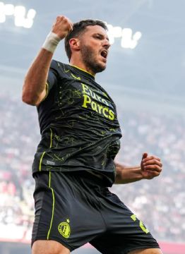 DT del Feyenoord podría LLEVARSE a Santi Giménez a un GIGANTE de la Premier League