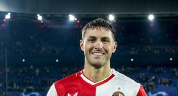 Robin Van Persie ve a Santi Giménez en LO MÁS ALTO del Fútbol Europeo