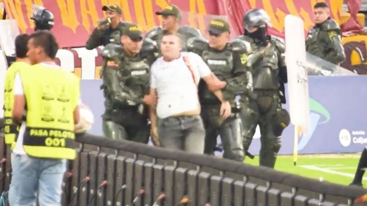 Video | Psudoaficionado SALTA A LA CANCHA a agredir a un jugador del equipo rival
