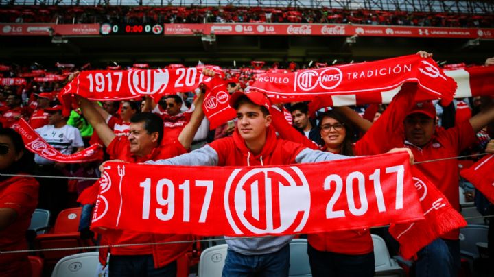 Aficionado del Toluca CONMUEVE a las redes sociales por esperar 30 años para ver al equipo