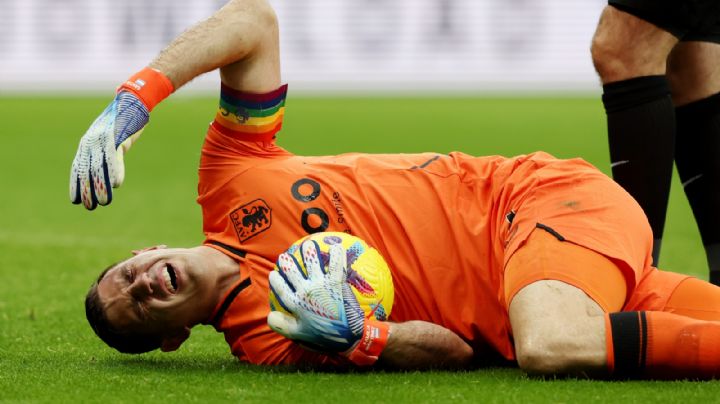 Video | Emiliano “Dibu” Martínez se mete el AUTOGOL DE LA DERROTA en el Aston Villa vs Arsenal