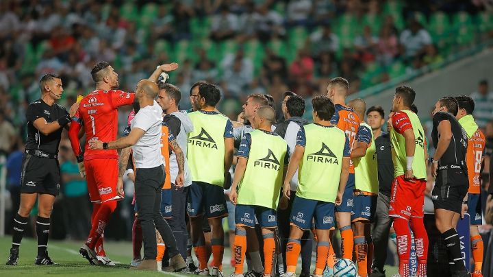 Video | ¡Había tiro! Javier Correa y el DT del Puebla SE ENCARAN después de pelearse en cancha