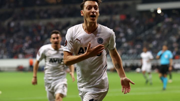 Mesut Özil se queda sin equipo ¿Podría reforzar a los Rayos del Necaxa?