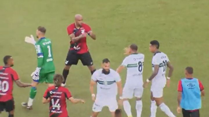 Video | Partido en Primera División de Brasil termina en FUERTE pelea dentro del CAMPO