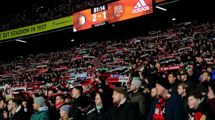 ¡ÍDOLO! Afición del Feyenoord dedica cánticos a Santiago Giménez