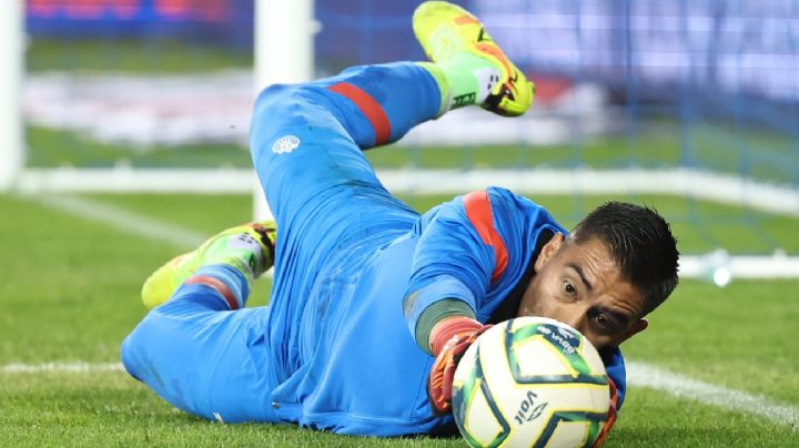¿Urge un nuevo arquero? Se confirma la CRISIS de Chivas en la portería