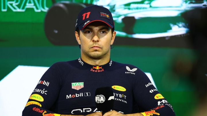 Periodistas de Países Bajos SE BURLAN de Checo Pérez por su competencia con Max Verstappen