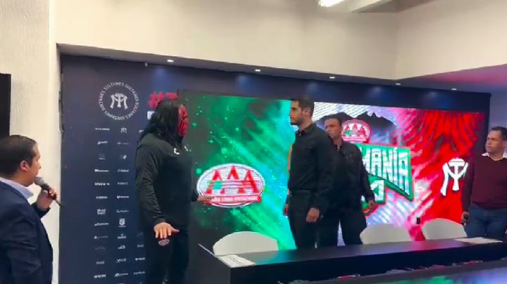 Video | Adrián Marcelo ABOFETEA a Chessman y pactan lucha en Triplemania XXXI