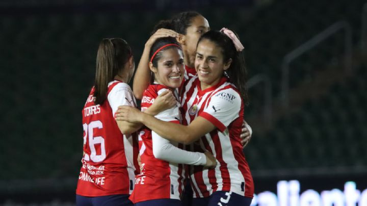 Video | Así fue el PASTELAZO de las jugadoras de Chivas Femenil al DT “Pato” Alfaro