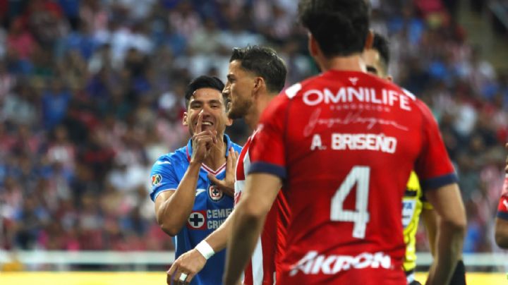 Uriel Antuna y Antonio Briseño se confrontan en el partido de Chivas vs Cruz Azul
