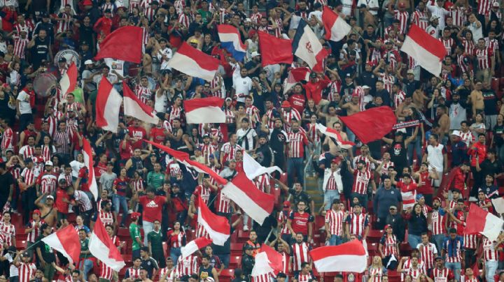 Video | Afición Rojiblanca ALIENTA a Chivas con SERENATA en la CDMX