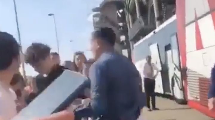 Compañero de Edson Álvarez GOLPEA a aficionado por insultos racistas