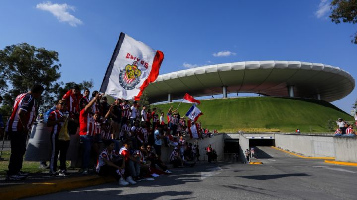 Video | Se REGISTRA BRONCA a las afueras del Estadio Akron entre aficionados de Chivas y Tigres