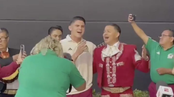 Israel Reyes sorprende de nuevo con su talento como CANTANTE en Serenata para la Selección Mexicana