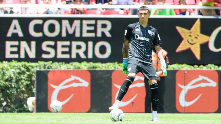 Portero del Athletic Bilbao ALZA LA MANO con la Selección Mexicana luego de jugar contra Chivas
