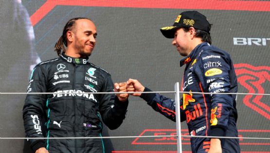 Lewis Hamilton SALE EN DEFENSA de Checo Pérez por las declaraciones de Helmut Marko