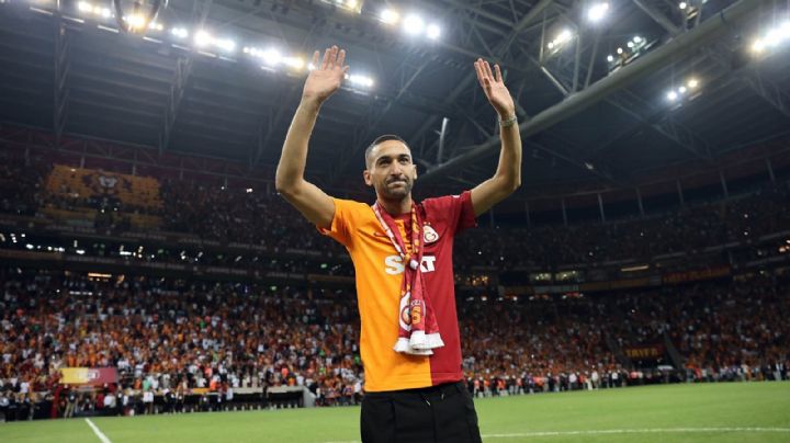 Galatasaray PRESENTA a Hakim Ziyech con INUSUAL espectáculo desde la TRIBUNA