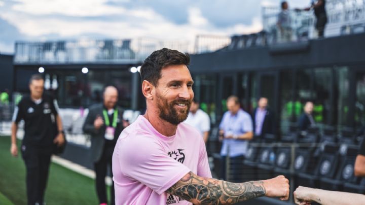 Video: Lionel Messi sorprende y accede a darle BESO a joven aficionado
