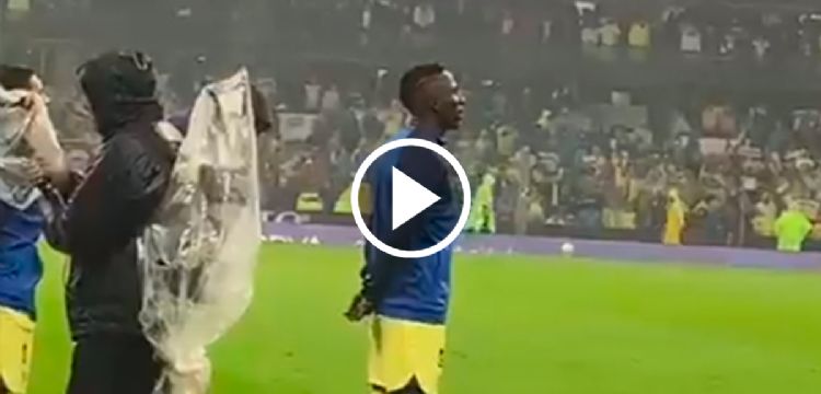 ¡Como MEXICANO! Julián Quiñones ENTONÓ el Himno Nacional en el América vs Chivas