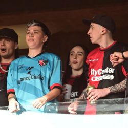 Rojinegro hasta en Argentina: Peso Pluma asiste con Nicki Nicole a partido de Newell’s Old Boys
