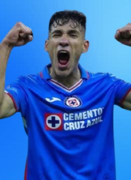 Uriel Antuna SORPRENDE a aficionado de Cruz Azul al que ‘le cayó la boca’