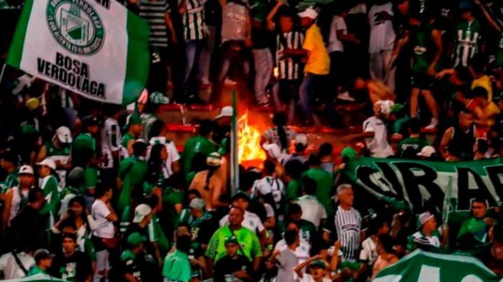 Video: Aficionados QUEMAN SUS JERSEYS Y SU ESTADIO al perder Clásico Nacional