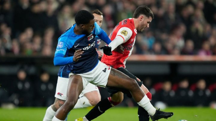 Santiago Giménez sigue con su sequía goleadora con el Feyenoord