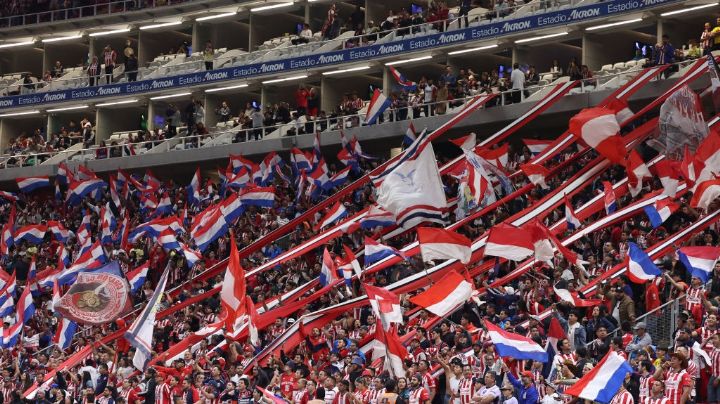 Aficionado de Chivas SUFRE ACCIDENTE en la tribuna en el partido contra América en Concachampions