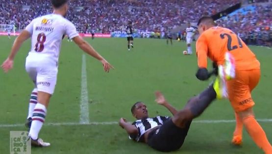 Video: jugadores del Botafogo ARRASTRAN a su compañero lesionado PARA HACER TIEMPO
