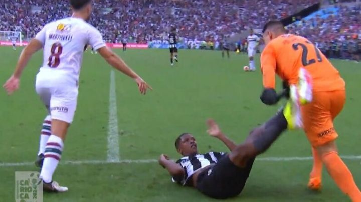 Video: jugadores del Botafogo ARRASTRAN a su compañero lesionado PARA HACER TIEMPO