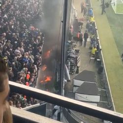 Se SUSPENDE el partido de Santi Giménez y el Feyenoord por INCENDIO en su ESTADIO